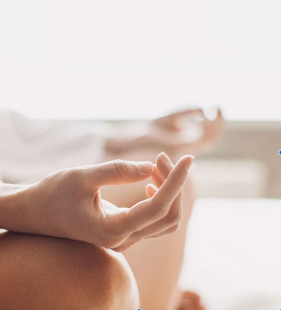 Contact coach, professeur yoga, pilates et masseuse bien-être, Zoé Thomas desservant communes gardoises
