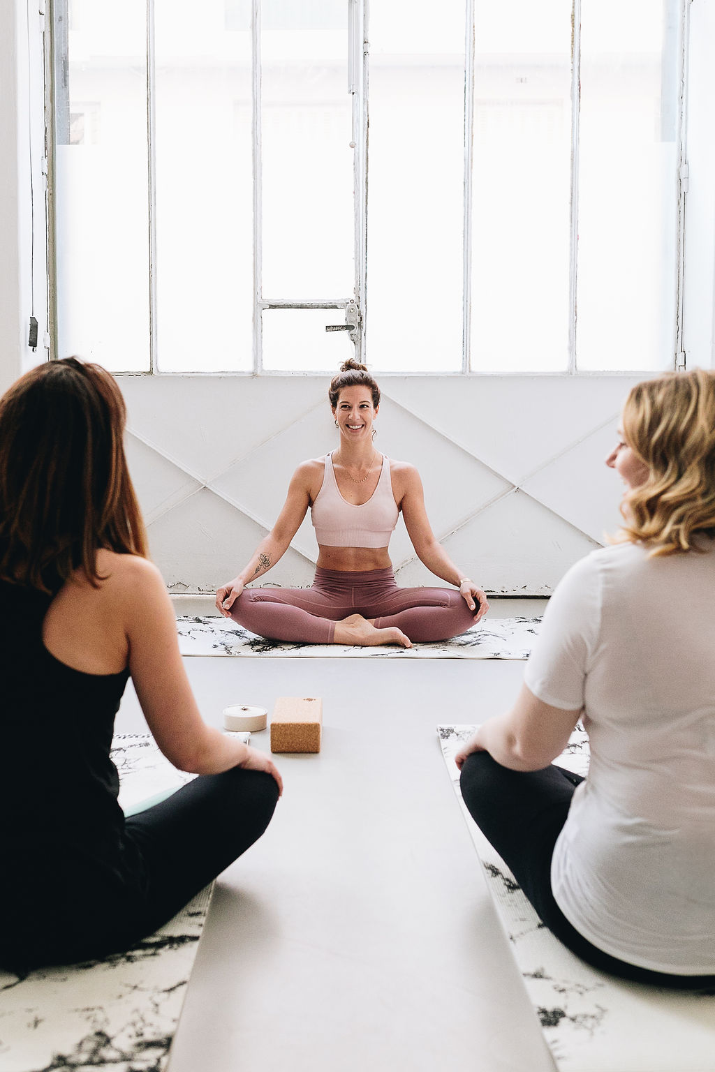 Cours de yoga adapté aux débutants dispensé par Zoé Thomas dans son studio à Avignon