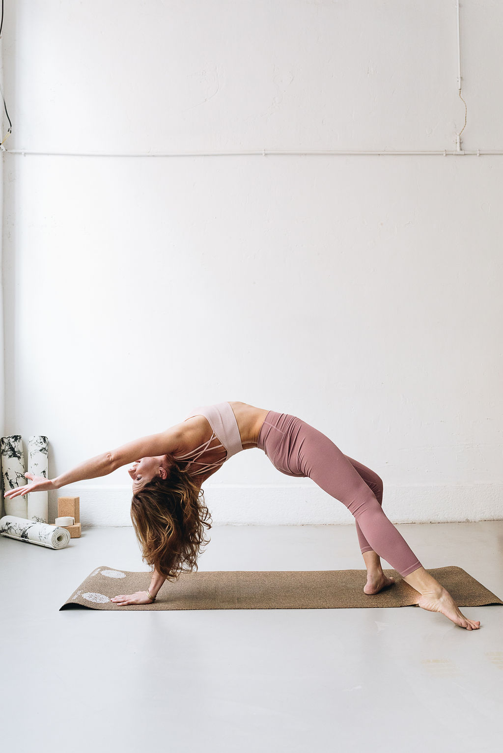 Cours de Yoga Hatha & Vinyasa à Avignon, Les Angles et Pujaut Cours de yoga Hatha et Vinyasa en petit groupe avec Zoé Thomas à Avignon, Les Angles et Pujaut
